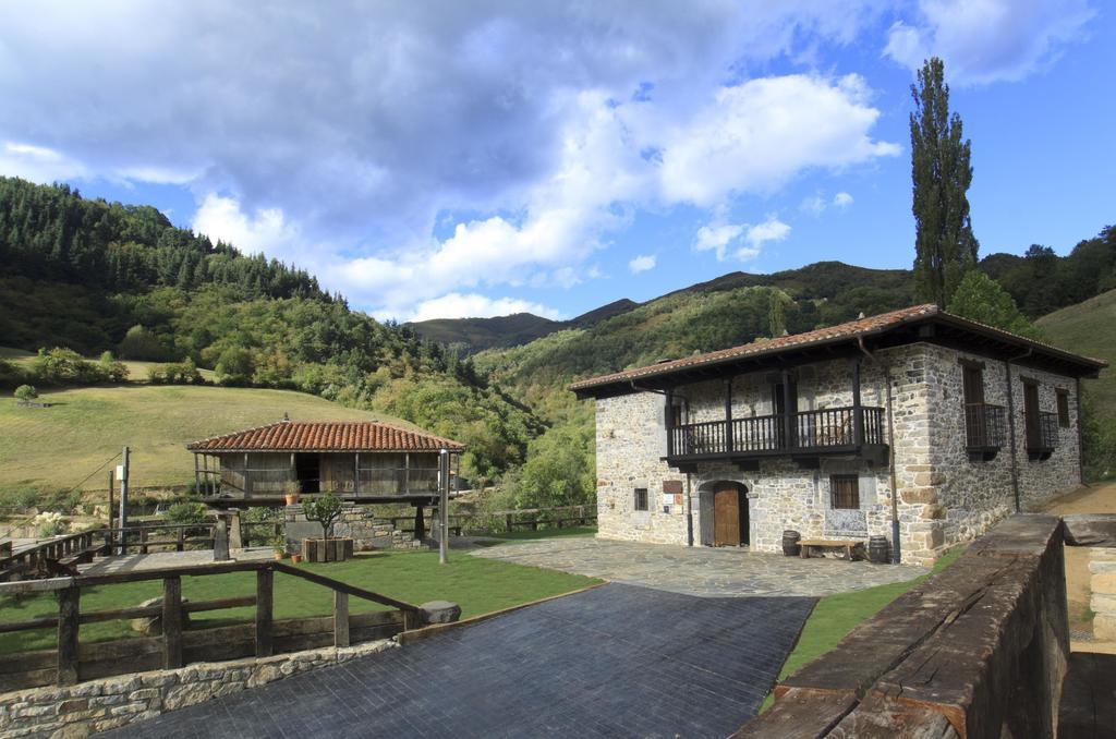 Casona De El Castaniu Hotel Serrapio ภายนอก รูปภาพ