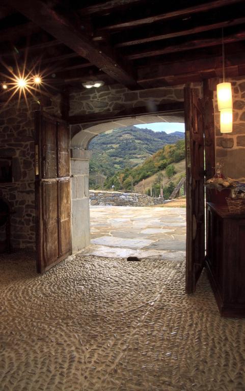 Casona De El Castaniu Hotel Serrapio ภายนอก รูปภาพ