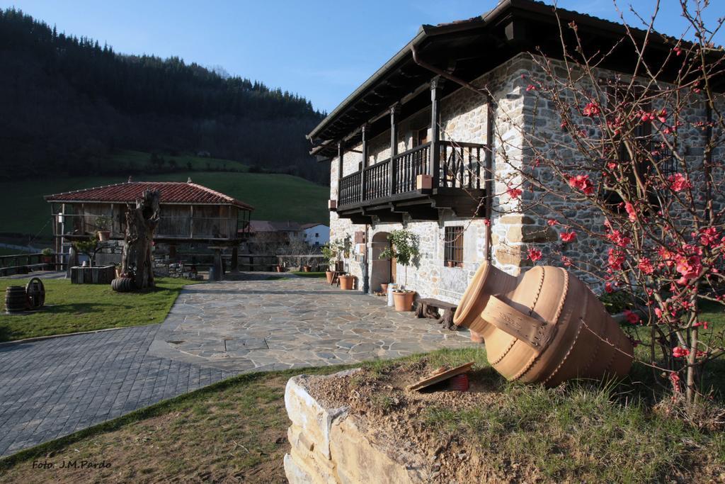 Casona De El Castaniu Hotel Serrapio ภายนอก รูปภาพ