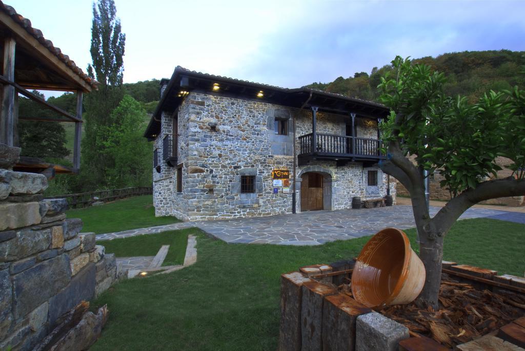 Casona De El Castaniu Hotel Serrapio ภายนอก รูปภาพ