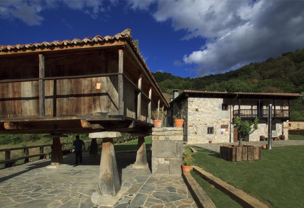 Casona De El Castaniu Hotel Serrapio ภายนอก รูปภาพ